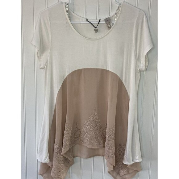 bke Boutique Women’s Cream Blush Tan Embroidered Chiffon Shark Hem Top Blouse-S - Picture 1 of 8